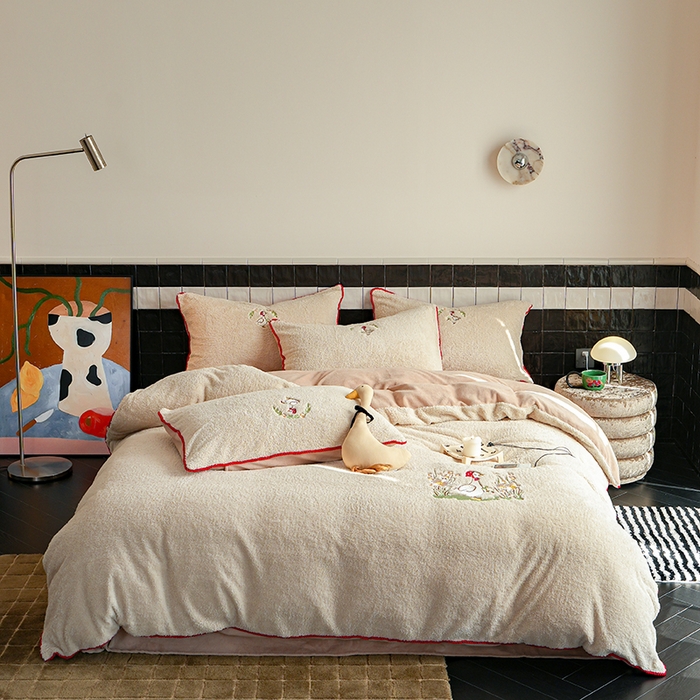 91家纺网 家纺一手货源 找家纺 秀色家纺 2025新款卡通风可爱少女心绵羊绒牛奶绒四件套加厚保暖秋冬季法兰绒刺绣被套 懒鹅