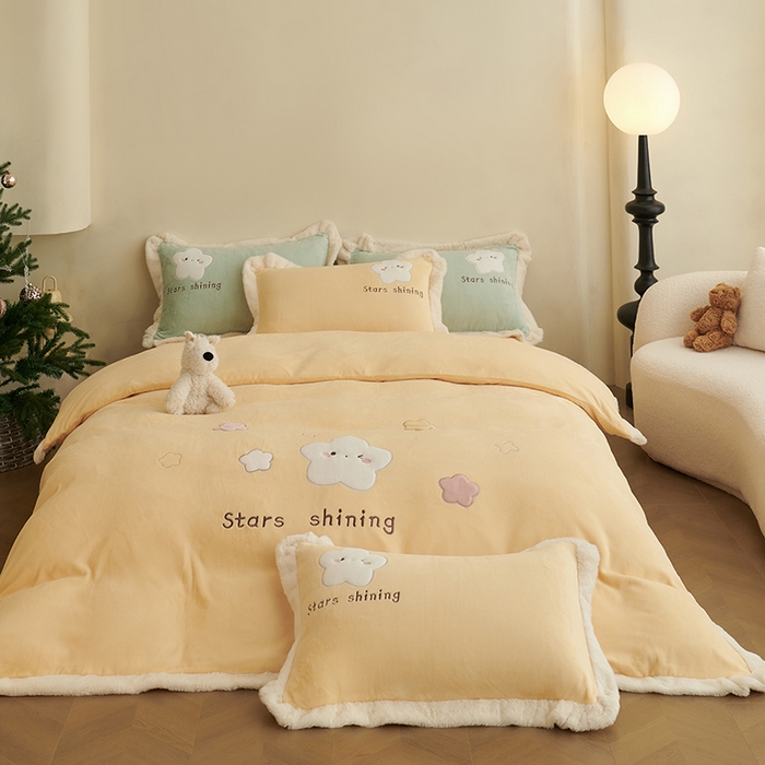 91家纺网 家纺一手货源 找家纺 黛舒家居 2024新款亲肤舒适高克重牛奶绒贴布绣四件套 星空黄