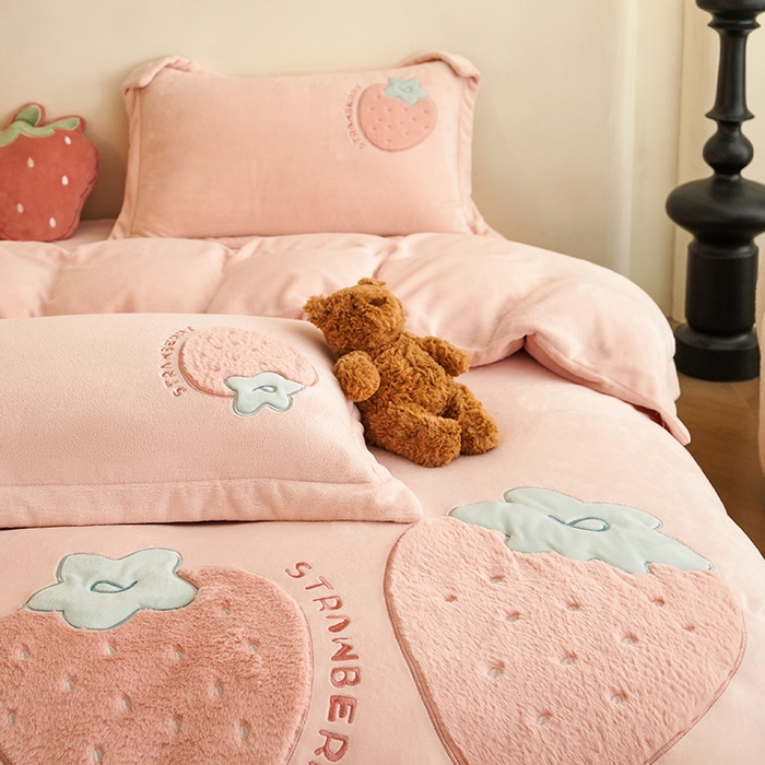 91家纺网 家纺一手货源 找家纺 黛舒家居 2024新款亲肤舒适高克重牛奶绒贴布绣四件套 甜心草莓粉