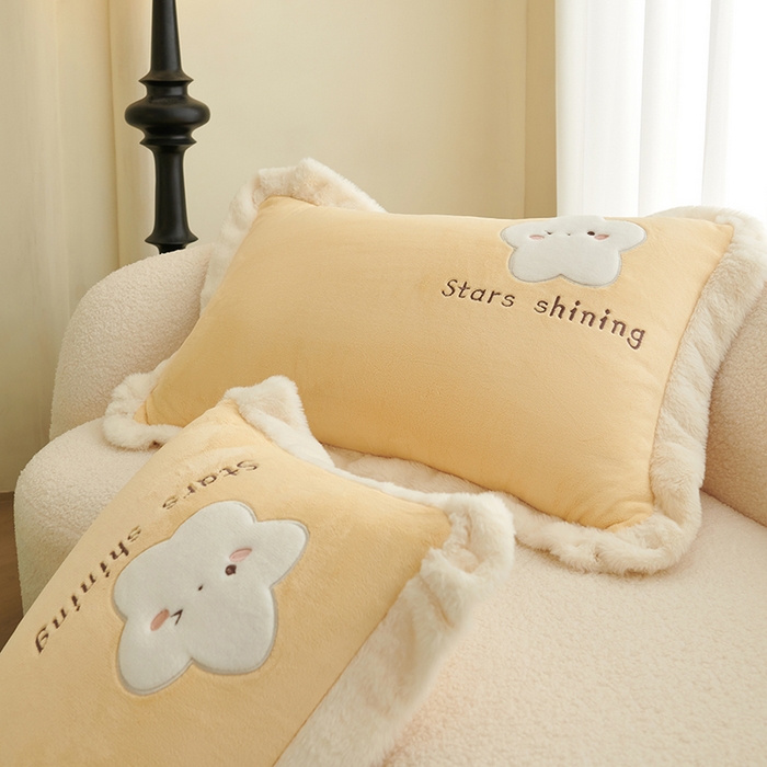 91家纺网 家纺一手货源 找家纺 黛舒家居 2024新款亲肤舒适高克重牛奶绒贴布绣四件套 星空黄