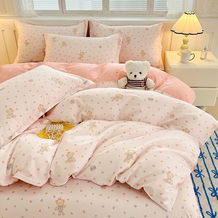 91家纺网 家纺一手货源 找家纺 绵庭家纺 2025新款全棉印花四件套系列 泡泡小熊-粉