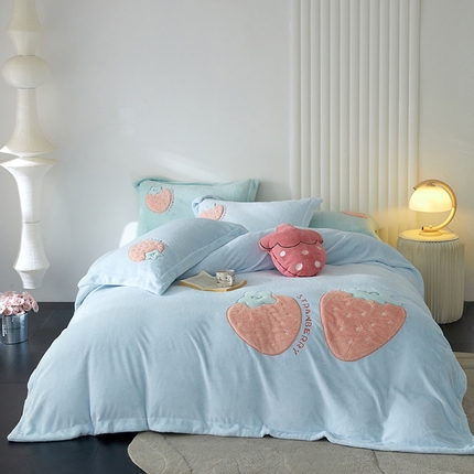 黛舒家居 2024新款亲肤舒适高克重牛奶绒贴布绣四件套 甜心草莓蓝