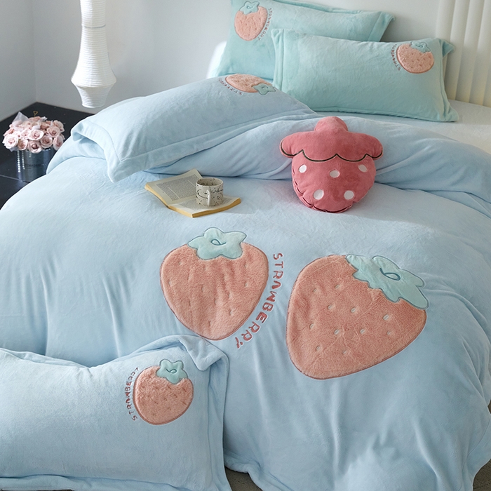91家纺网 家纺一手货源 找家纺 黛舒家居 2024新款亲肤舒适高克重牛奶绒贴布绣四件套 甜心草莓蓝