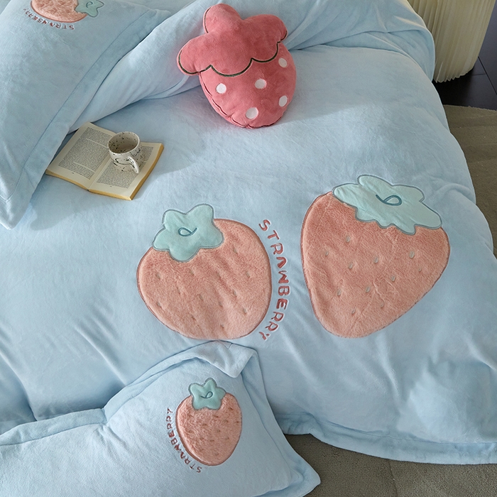 91家纺网 家纺一手货源 找家纺 黛舒家居 2024新款亲肤舒适高克重牛奶绒贴布绣四件套 甜心草莓蓝
