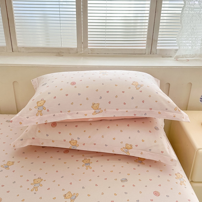 91家纺网 家纺一手货源 找家纺 绵庭家纺 2025新款全棉印花单枕套系列 泡泡小熊-粉