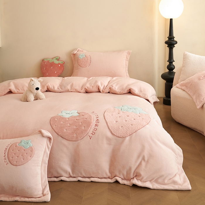 91家纺网 家纺一手货源 找家纺 黛舒家居 2024新款亲肤舒适高克重牛奶绒贴布绣四件套 甜心草莓粉