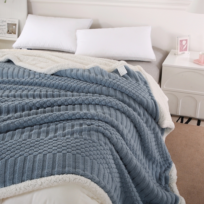91家纺网 家纺一手货源 找家纺 巴木赫 2024新款舒棉绒点点塔芙绒双层羊羔绒毯 灰蓝