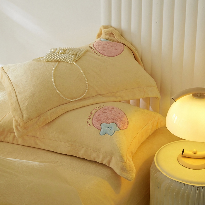 91家纺网 家纺一手货源 找家纺 黛舒家居 2024新款亲肤舒适高克重牛奶绒贴布绣四件套 甜心草莓黄