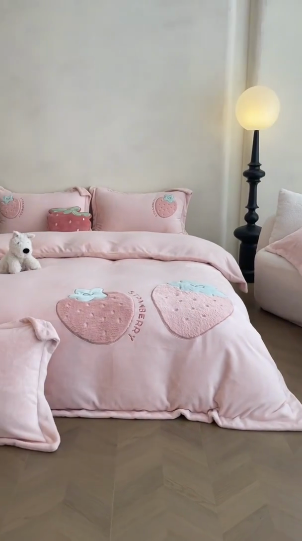 91家纺网 家纺一手货源 找家纺 黛舒家居 2024新款亲肤舒适高克重牛奶绒贴布绣四件套 甜心草莓粉