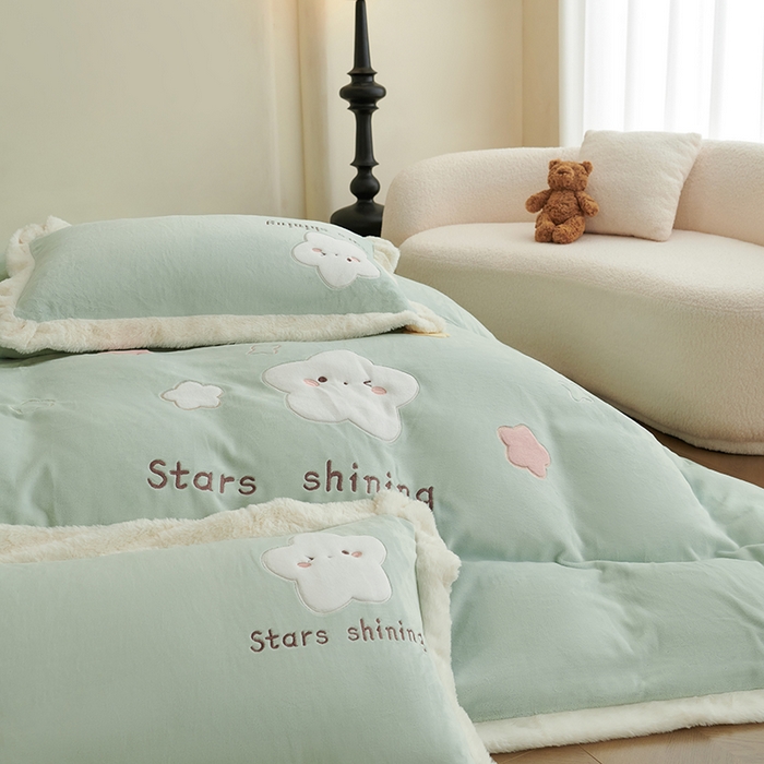 91家纺网 家纺一手货源 找家纺 黛舒家居 2024新款亲肤舒适高克重牛奶绒贴布绣四件套 星空绿