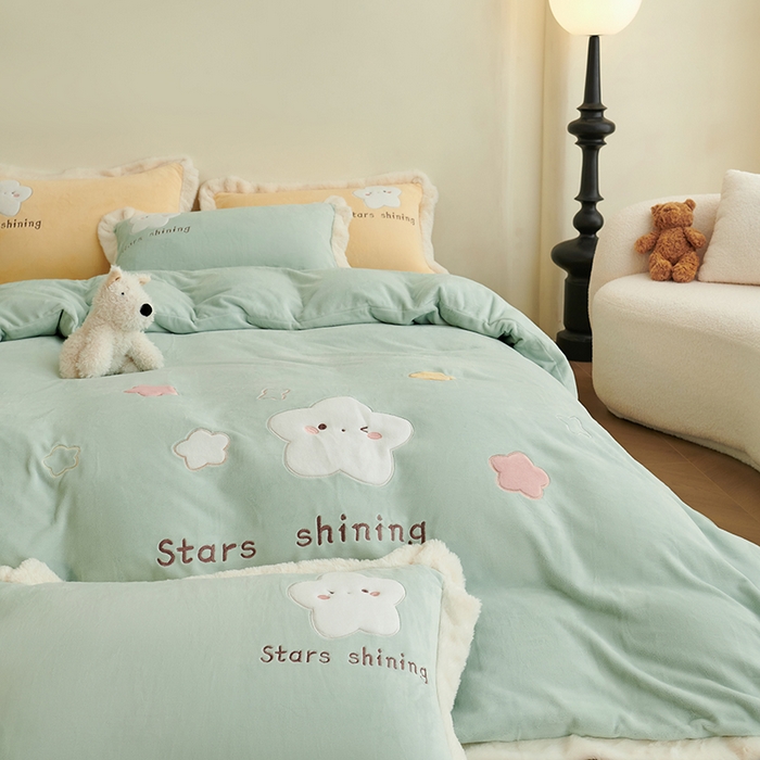 91家纺网 家纺一手货源 找家纺 黛舒家居 2024新款亲肤舒适高克重牛奶绒贴布绣四件套 星空绿