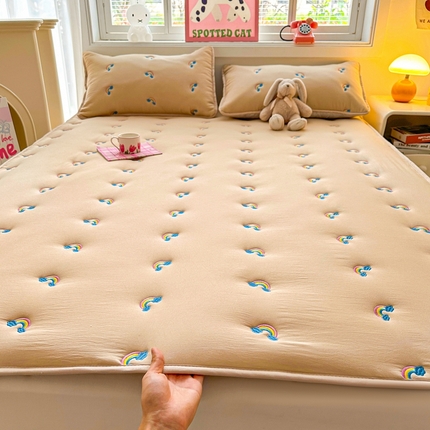 91家纺网 家纺一手货源 找家纺 迪梦思家纺 2024新款原棉彩虹刺绣床护垫 彩虹-卡其