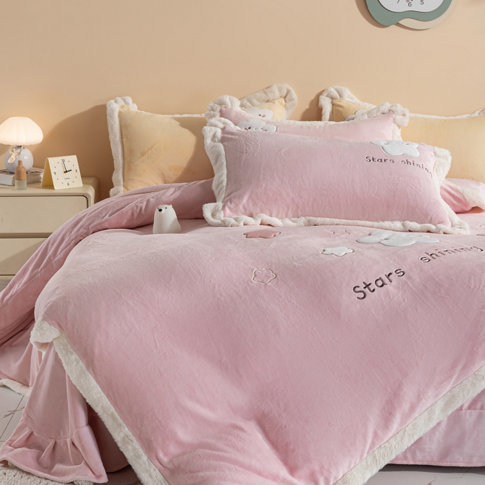 91家纺网 家纺一手货源 找家纺 黛舒家居 2024新款亲肤舒适高克重牛奶绒贴布绣四件套 星空粉