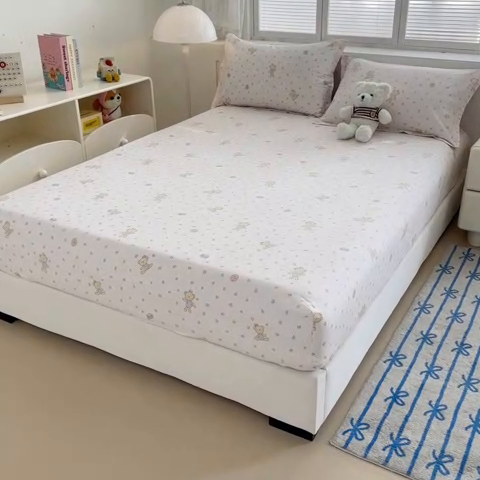 91家纺网 家纺一手货源 找家纺 绵庭家纺 2025新款全棉印花单床笠系列 泡泡小熊粉