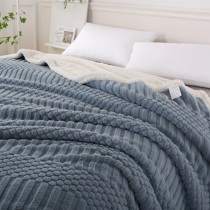 91家纺网 家纺一手货源 找家纺 巴木赫 2024新款舒棉绒点点塔芙绒双层羊羔绒毯 灰蓝