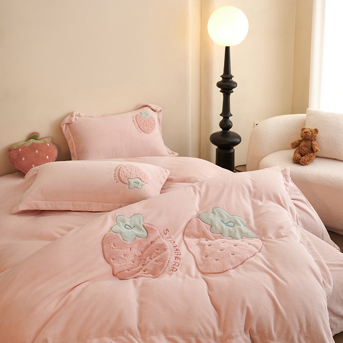 91家纺网 家纺一手货源 找家纺 黛舒家居 2024新款亲肤舒适高克重牛奶绒贴布绣四件套 甜心草莓粉