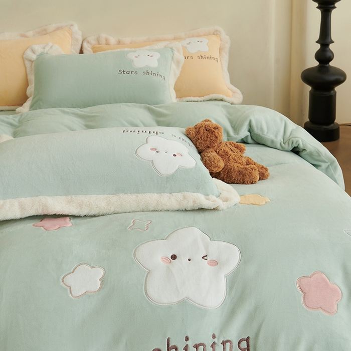 91家纺网 家纺一手货源 找家纺 黛舒家居 2024新款亲肤舒适高克重牛奶绒贴布绣四件套 星空绿