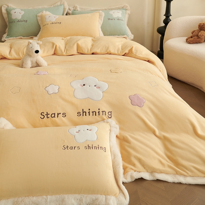 91家纺网 家纺一手货源 找家纺 黛舒家居 2024新款亲肤舒适高克重牛奶绒贴布绣四件套 星空黄