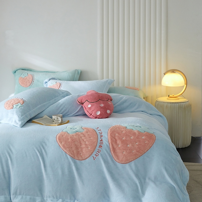 91家纺网 家纺一手货源 找家纺 黛舒家居 2024新款亲肤舒适高克重牛奶绒贴布绣四件套 甜心草莓蓝