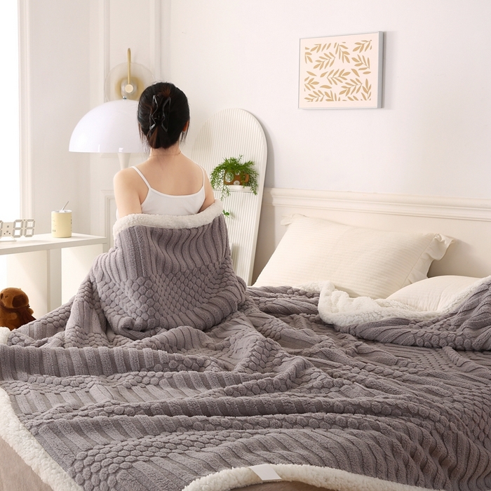 91家纺网 家纺一手货源 找家纺 巴木赫 2024新款舒棉绒点点塔芙绒双层羊羔绒毯 银灰