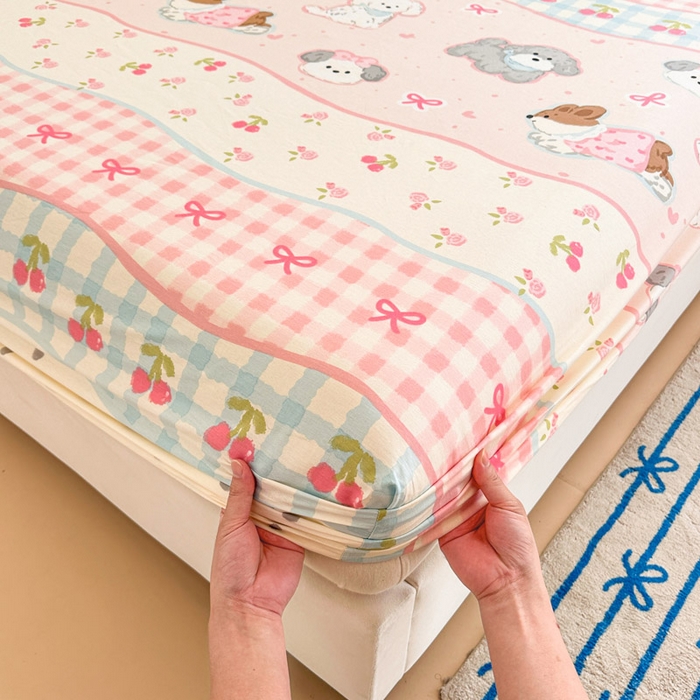 91家纺网 家纺一手货源 找家纺 绵庭家纺 2025新款全棉印花单床笠系列 甜心樱桃狗