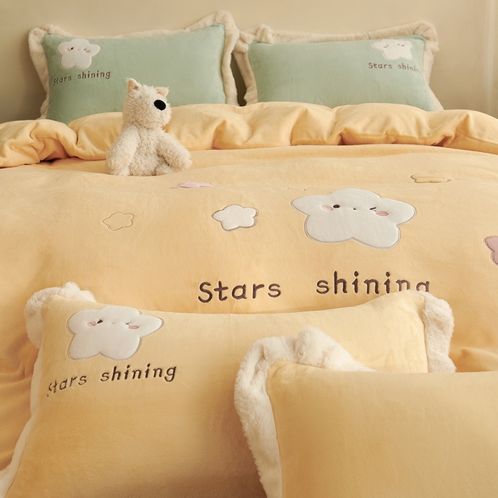 91家纺网 家纺一手货源 找家纺 黛舒家居 2024新款亲肤舒适高克重牛奶绒贴布绣四件套 星空黄