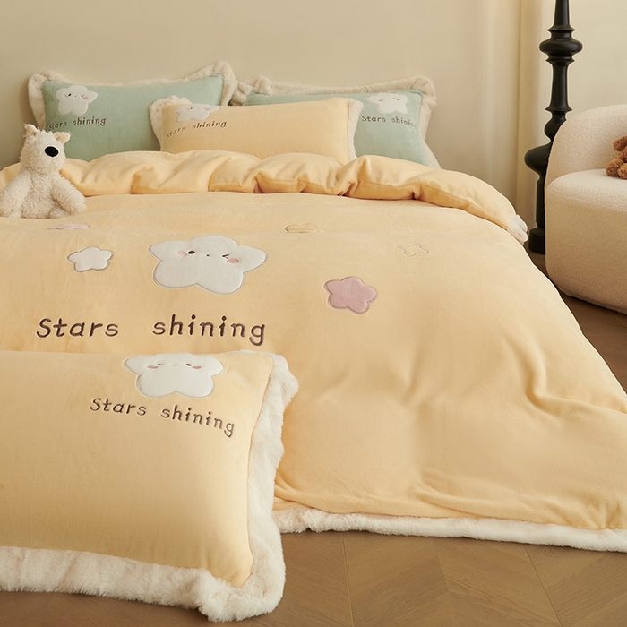 91家纺网 家纺一手货源 找家纺 黛舒家居 2024新款亲肤舒适高克重牛奶绒贴布绣四件套 星空黄