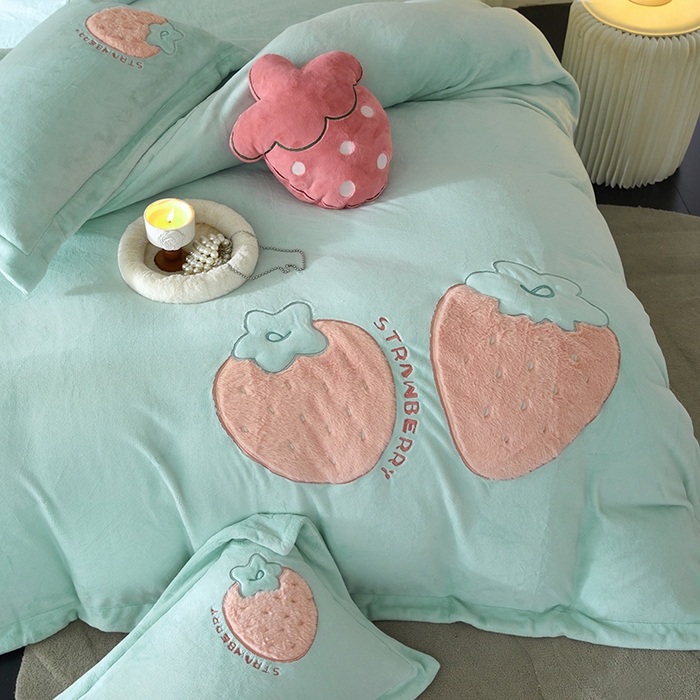 91家纺网 家纺一手货源 找家纺 黛舒家居 2024新款亲肤舒适高克重牛奶绒贴布绣四件套 甜心草莓绿