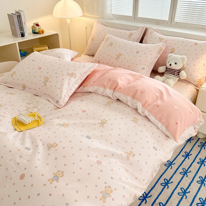 91家纺网 家纺一手货源 找家纺 绵庭家纺 2025新款全棉印花四件套系列 泡泡小熊-粉