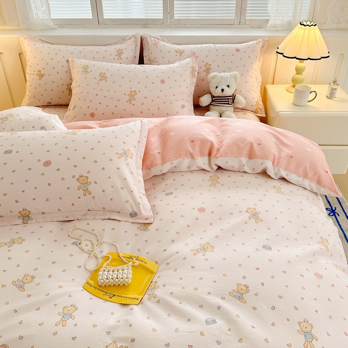 91家纺网 家纺一手货源 找家纺 绵庭家纺 2025新款全棉印花四件套系列 泡泡小熊-粉