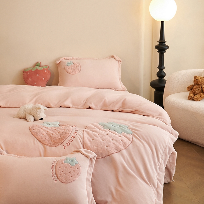 91家纺网 家纺一手货源 找家纺 黛舒家居 2024新款亲肤舒适高克重牛奶绒贴布绣四件套 甜心草莓粉