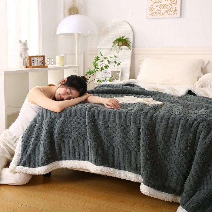 91家纺网 家纺一手货源 找家纺 巴木赫 2024新款舒棉绒点点塔芙绒双层羊羔绒毯 深灰