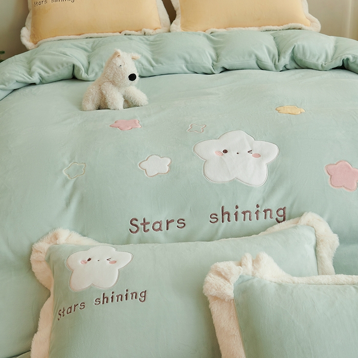 91家纺网 家纺一手货源 找家纺 黛舒家居 2024新款亲肤舒适高克重牛奶绒贴布绣四件套 星空绿