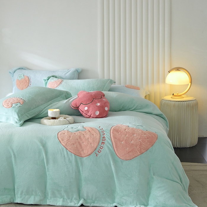 91家纺网 家纺一手货源 找家纺 黛舒家居 2024新款亲肤舒适高克重牛奶绒贴布绣四件套 甜心草莓绿