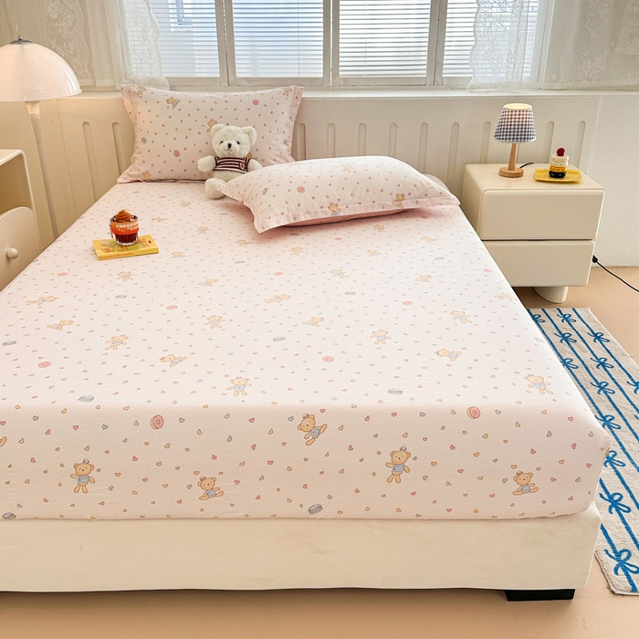 91家纺网 家纺一手货源 找家纺 绵庭家纺 2025新款全棉印花单床笠系列 泡泡小熊粉