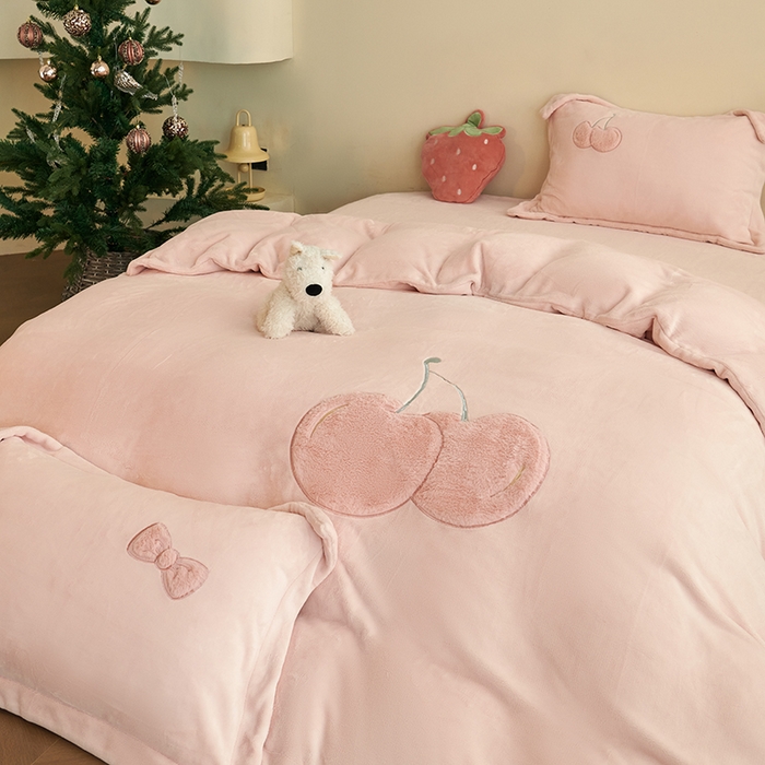 91家纺网 家纺一手货源 找家纺 黛舒家居 2024新款亲肤舒适高克重牛奶绒贴布绣四件套 甜心樱桃