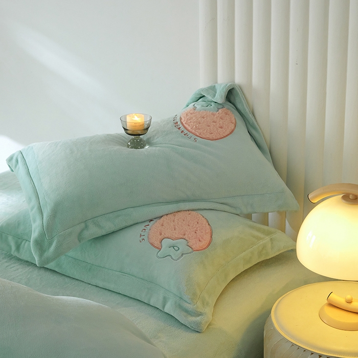 91家纺网 家纺一手货源 找家纺 黛舒家居 2024新款亲肤舒适高克重牛奶绒贴布绣四件套 甜心草莓绿