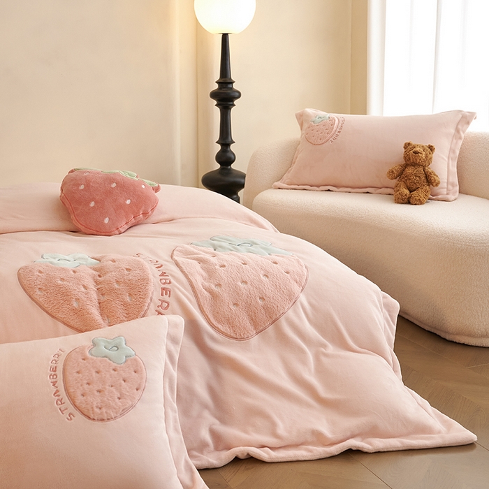 91家纺网 家纺一手货源 找家纺 黛舒家居 2024新款亲肤舒适高克重牛奶绒贴布绣四件套 甜心草莓粉