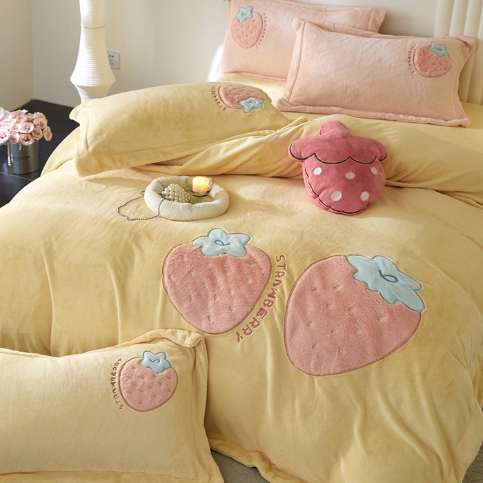 91家纺网 家纺一手货源 找家纺 黛舒家居 2024新款亲肤舒适高克重牛奶绒贴布绣四件套 甜心草莓黄