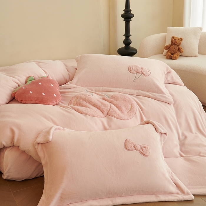 91家纺网 家纺一手货源 找家纺 黛舒家居 2024新款亲肤舒适高克重牛奶绒贴布绣四件套 甜心樱桃