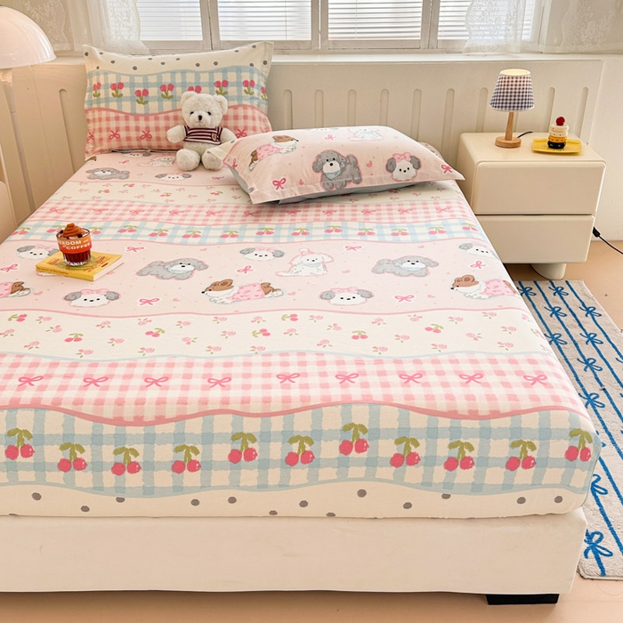 91家纺网 家纺一手货源 找家纺 绵庭家纺 2025新款全棉印花单床笠系列 甜心樱桃狗