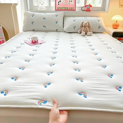 91家纺网 家纺一手货源 找家纺 （总）迪梦思家纺 2024新款原棉彩虹刺绣床护垫,彩虹-本白,彩虹-豆绿,彩虹-卡其,彩虹-浅玉,彩虹-银灰