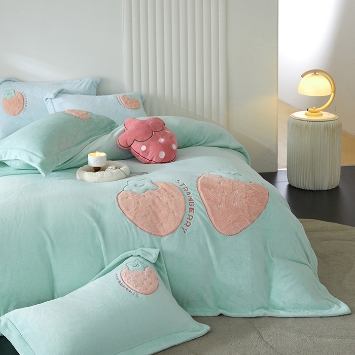 91家纺网 家纺一手货源 找家纺 黛舒家居 2024新款亲肤舒适高克重牛奶绒贴布绣四件套 甜心草莓绿