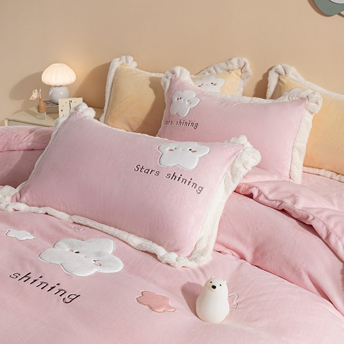 91家纺网 家纺一手货源 找家纺 黛舒家居 2024新款亲肤舒适高克重牛奶绒贴布绣四件套 星空粉