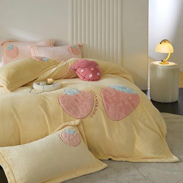 91家纺网 家纺一手货源 找家纺 黛舒家居 2024新款亲肤舒适高克重牛奶绒贴布绣四件套 甜心草莓黄