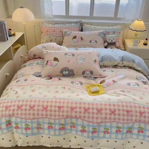 91家纺网 家纺一手货源 找家纺 绵庭家纺 2025新款全棉印花四件套系列 甜心樱桃狗