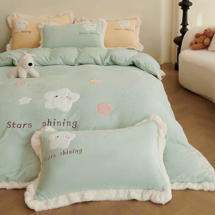 91家纺网 家纺一手货源 找家纺 黛舒家居 2024新款亲肤舒适高克重牛奶绒贴布绣四件套 星空绿