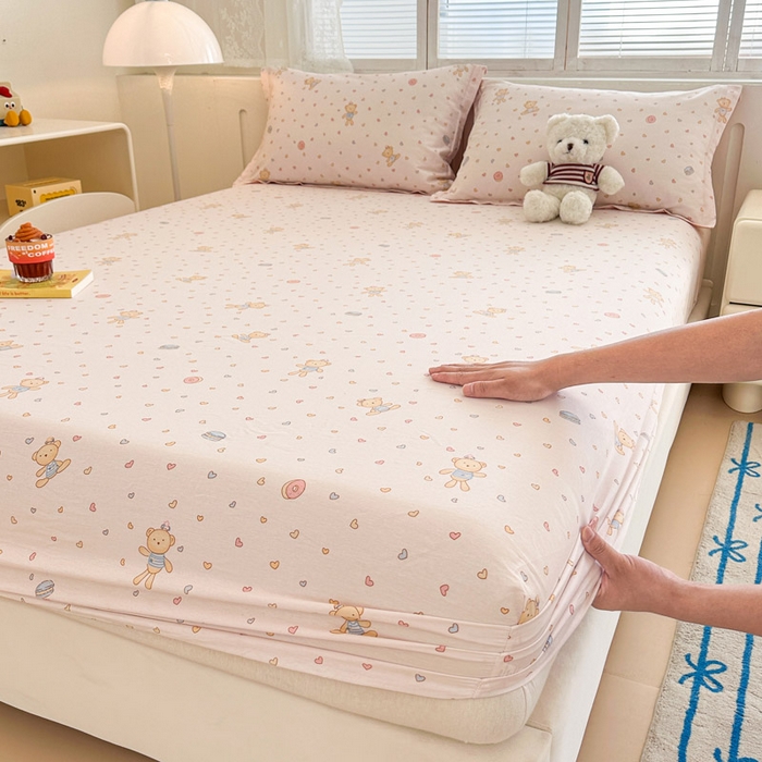 91家纺网 家纺一手货源 找家纺 绵庭家纺 2025新款全棉印花单床笠系列 泡泡小熊粉