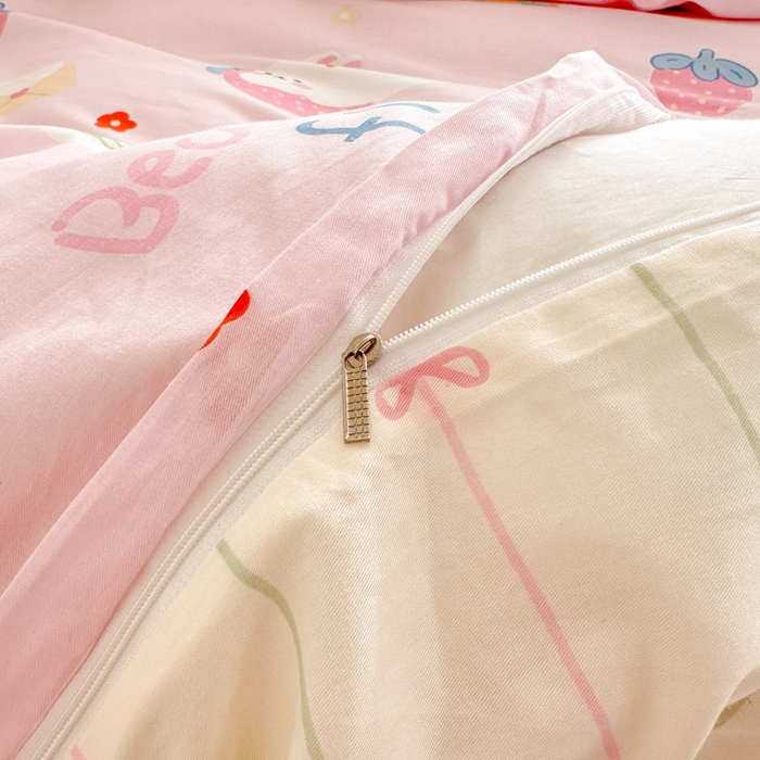 91家纺网 家纺一手货源 找家纺 绵庭家纺 2025新款全棉印花四件套系列 奇趣欢乐园-粉