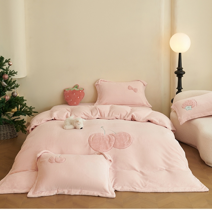 91家纺网 家纺一手货源 找家纺 黛舒家居 2024新款亲肤舒适高克重牛奶绒贴布绣四件套 甜心樱桃